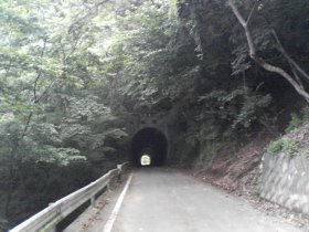 唐沢林道の1個目のトンネル
