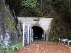 深城ダムの近くの旧トンネル