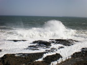 花咲岬に打ち寄せる波