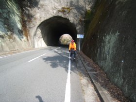 トンネルの坂道