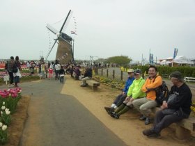 印旛沼のオランダ風車小屋前