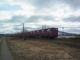 貨物列車と砂利道