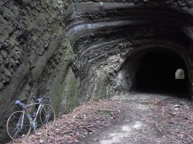 素彫りのトンネル