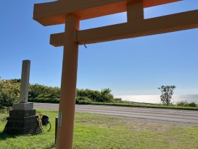 赤い鳥居超しの風景